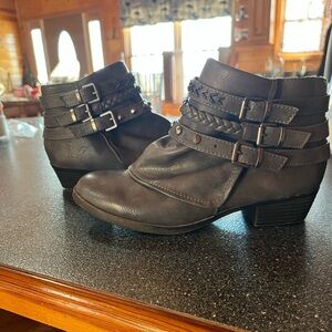 EUC CUTE RAMPAGE ANKLE BOOTIES SIZE 8